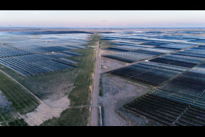 Travers Solar near Lomond, Alberta, is a 465 MW solar project covering roughly 3,300 acres in Vulcan County. Opened in 2022, the CAD 700 million project is backed by a 15-year Amazon agreement for 400 MW of output. More than 3,000 sheep graze beneath the panels, while CAD 700–900 per acre lease payments helped stabilize the Steeves family farm, Yetwood Farms.