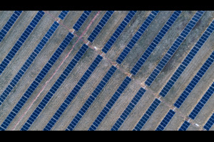 Travers Solar near Lomond, Alberta, is a 465 MW solar project covering roughly 3,300 acres in Vulcan County. Opened in 2022, the CAD 700 million project is backed by a 15-year Amazon agreement for 400 MW of output. More than 3,000 sheep graze beneath the panels, while CAD 700–900 per acre lease payments helped stabilize the Steeves family farm, Yetwood Farms.